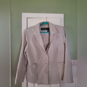 Woman's blazer jacket lightweight. Size 18. Beige. Cute lightweight blazer.